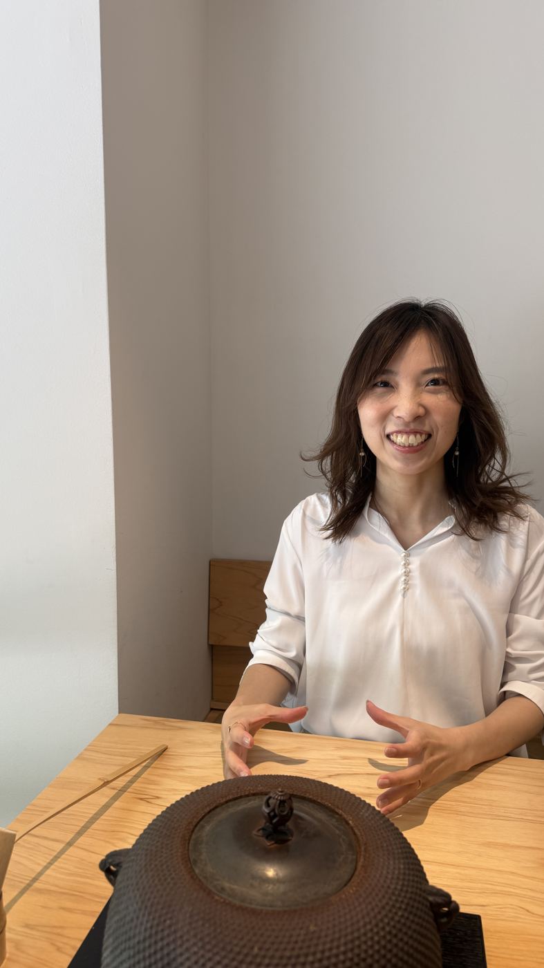 カフェで話す岡田茉莉
